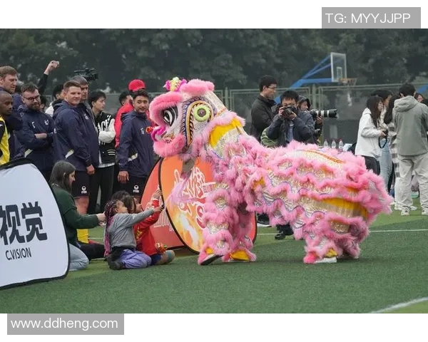 足球明星与舞狮文化的完美结合高清图片欣赏